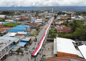 5.000 Peserta Ikuti Pembentangan Bendera Merah Putih Sepanjang 2.023 Meter di Jayawijaya