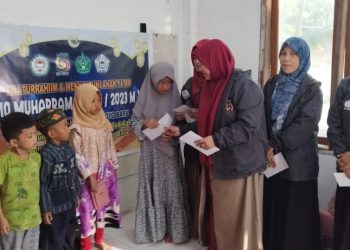 Peringati 10 Muharram 1445 H, Mahasiswa KKN IAIN Fattahul Muluk Papua Santuni Anak Yatim