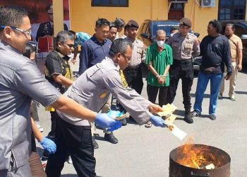 Pemusnahan barang bukti sabu dengan cara dibakar. (Foto : Istimewa)