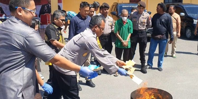 Pemusnahan barang bukti sabu dengan cara dibakar. (Foto : Istimewa)