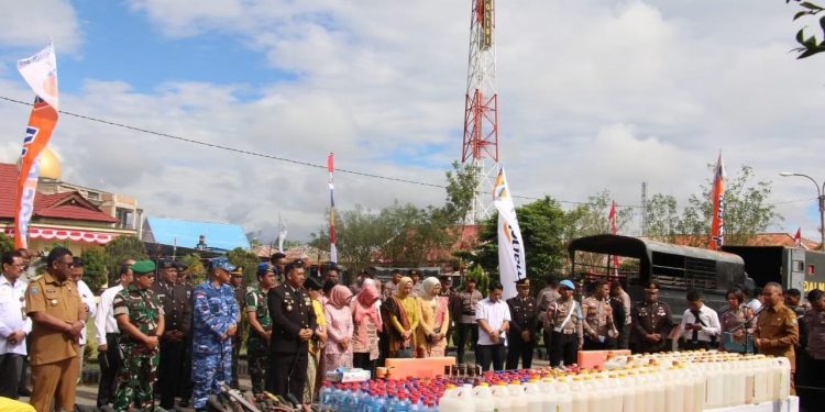 TNI dan Polri Musnahkan 278 Senjata Tajam dan Miras Hasil Razia di Jayawijaya