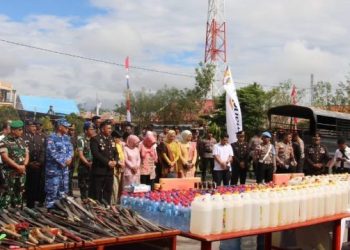 TNI dan Polri Musnahkan 278 Senjata Tajam dan Miras Hasil Razia di Jayawijaya