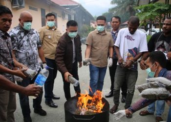 Polres Jayapura Musnahkan 2,7 Kilogram Ganja dan 2.130 Butir Obat Keras Berlogo Y