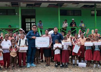 Telkomsel Salurkan Ratusan Pasang Sepatu ke Sejumlah Sekolah di Papua