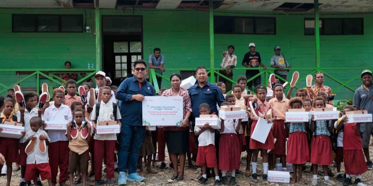 Telkomsel Salurkan Ratusan Pasang Sepatu ke Sejumlah Sekolah di Papua