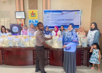 Para Istri Karyawan PLN Sorong Berbagi Kasih dengan Tenaga Alih Daya