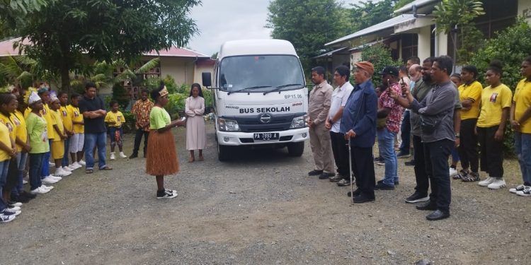 Sejumlah Perguruan Tinggi dan Panti Asuhan di Papua Terima Bus Operasional