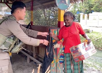 Warga Pegunungan Bintang Berbagi Bersama Personel Satgas Ops Damai Cartenz