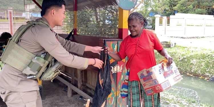 Warga Pegunungan Bintang Berbagi Bersama Personel Satgas Ops Damai Cartenz