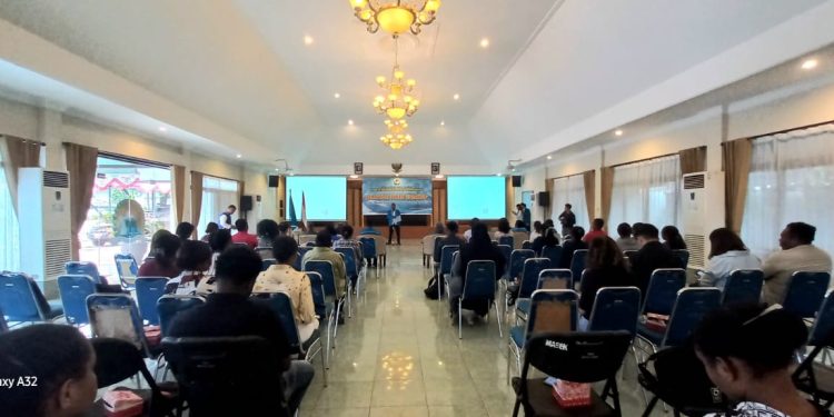 60 Pemuda Papua Dilatih Terampil Berbicara di Depan Umum