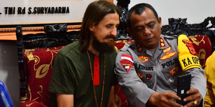 Pilot Susi Air Dibebaskan Pasca Disandera KKB 19 Bulan