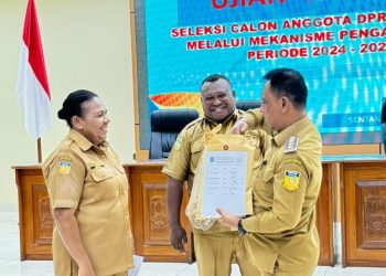 Buka Ujian Tertulis Seleksi Calon Anggota DPRK, Ini Harapan Pj Bupati Jayapura
