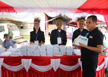 Pj Gubernur Papua Tinjau Sejumlah TPS usai Menyalurkan Hak Pilih