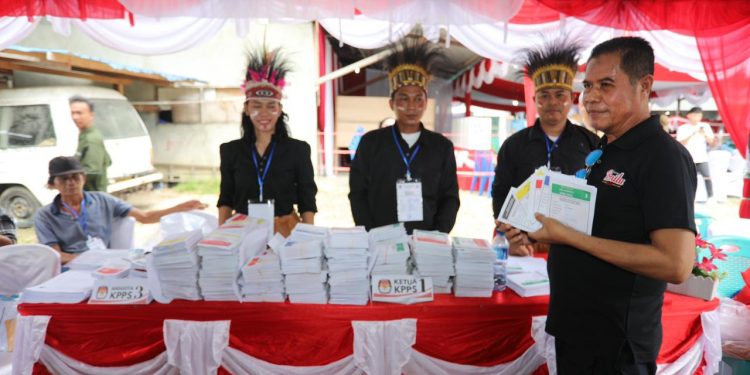 Pj Gubernur Papua Tinjau Sejumlah TPS usai Menyalurkan Hak Pilih