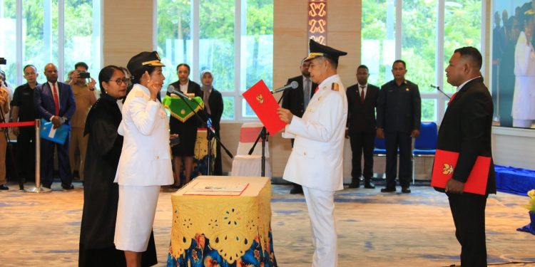 Ini Pesan Pj Gubernur Papua usai Melantik Sofia Bonsapia sebagai Pj Bupati Biak Numfor
