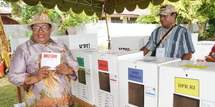 Pj Gubernur Papua Tengah Ribka Haluk Salurkan Hak Suara di TPS 9 Oyehe Nabire