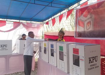 PJ Walikota Jayapura Menyalurkan Hak Suara di TPS 42 Waena
