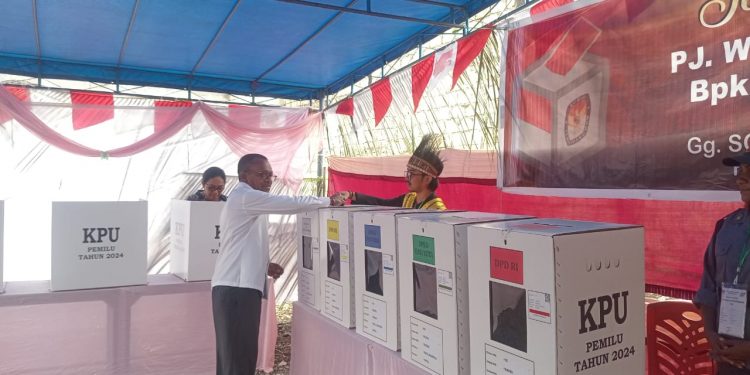 PJ Walikota Jayapura Menyalurkan Hak Suara di TPS 42 Waena