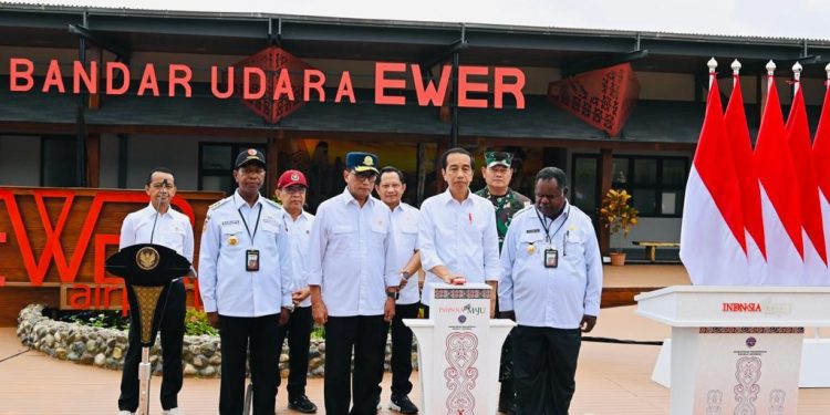 Resmikan Bandara Ewer di Asmat, Presiden Jokowi : Akan Membuka Keterisolasian Wilayah