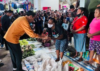 Presiden Jokowi Cek Harga Kebutuhan Pokok di Pasar Pharaa Sentani