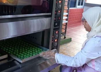 Ririens Food Tingkatkan Produksi Kue Kering Jelang Nataru