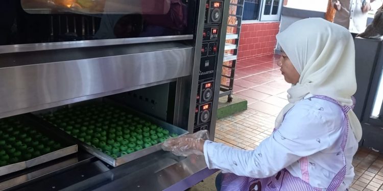 Ririens Food Tingkatkan Produksi Kue Kering Jelang Nataru