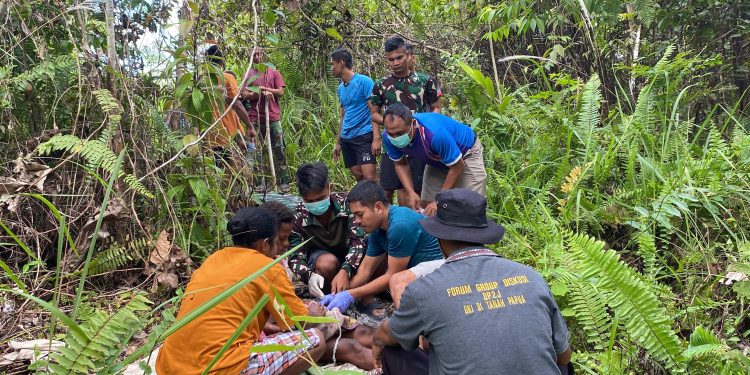 Personel TNI Selamatkan Ibu dan Bayi dalam Persalinan Darurat di Tengah Belantara Papua