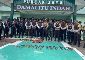 Aparat Gabungan Sita Puluhan Senjata Tajam di Puncak Jaya