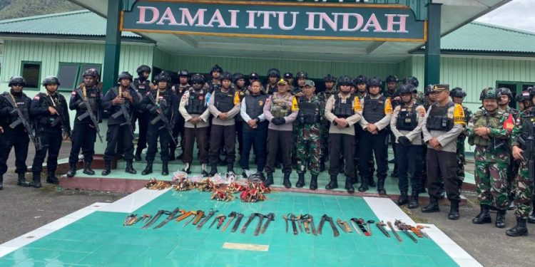 Aparat Gabungan Sita Puluhan Senjata Tajam di Puncak Jaya