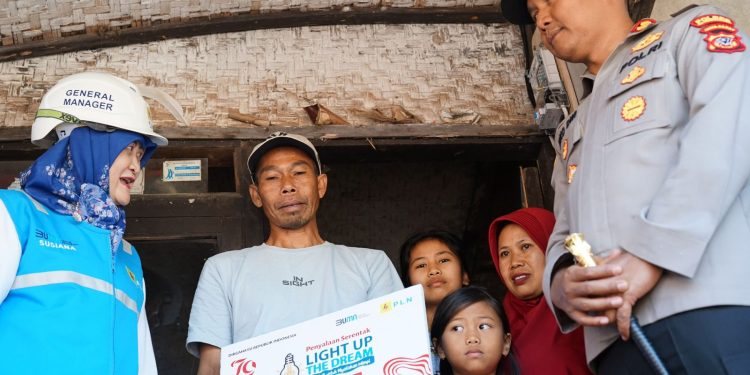 Donasi Pegawai PLN Nyalakan 7.357 Listrik Gratis bagi Keluarga Kurang Mampu