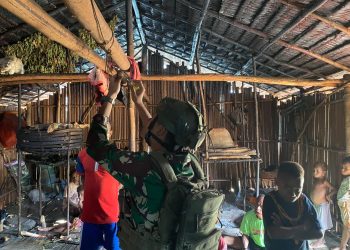 TNI Benahi Aliran Listrik Warga Kampung Tatakra Keerom