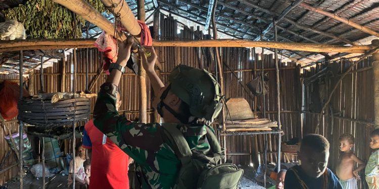 TNI Benahi Aliran Listrik Warga Kampung Tatakra Keerom