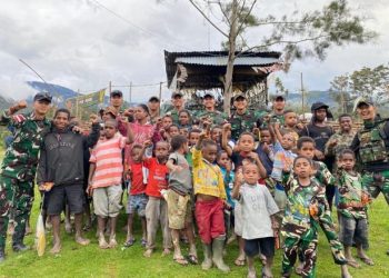Tebar Kebaikan Dengan Membagikan Puluhan Sandal, Susu Dan Makanan Untuk Anak-Anak Papua