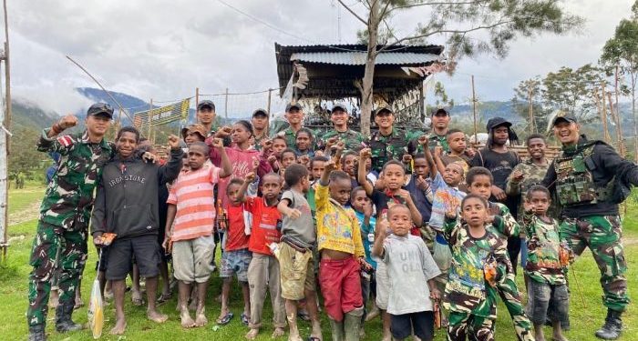 Tebar Kebaikan Dengan Membagikan Puluhan Sandal, Susu Dan Makanan Untuk Anak-Anak Papua
