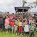 Tebar Kebaikan Dengan Membagikan Puluhan Sandal, Susu Dan Makanan Untuk Anak-Anak Papua