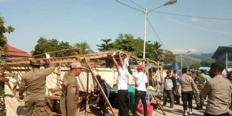 Pemkot Jayapura Tertibkan PKL yang Berjualan di Bahu Jalan