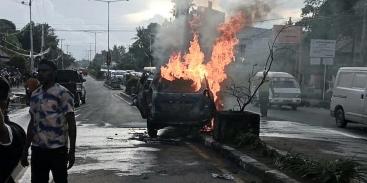 Tabrak Tiang Lampu Jalan, 1 Minibus Hangus Terbakar