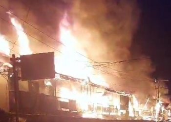 Pertokoan Hingga Kendaraan Dibakar Massa Pengantar Jenazah Lukas Enembe