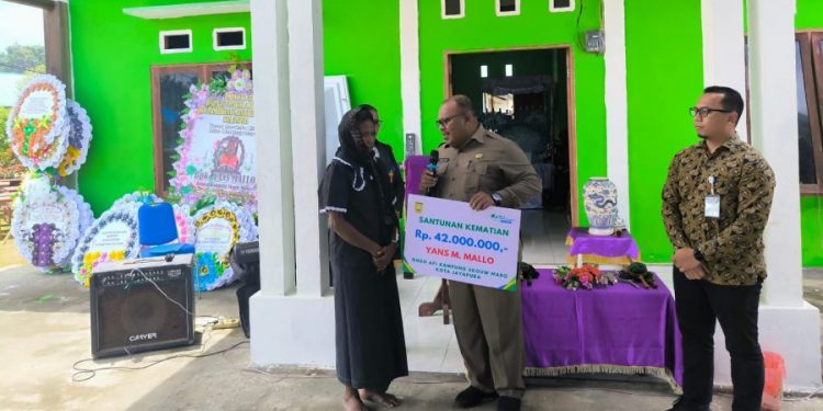 Ahli Waris Yans Mallo Terima Santunan Kematian dari BPJS Ketenagakerjaan