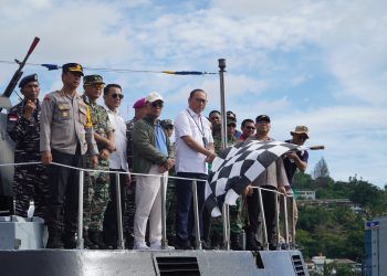 Sekjen Kemensos Lepas Peserta Lomba Renang Sirip Perairan Terbuka di Jayapura