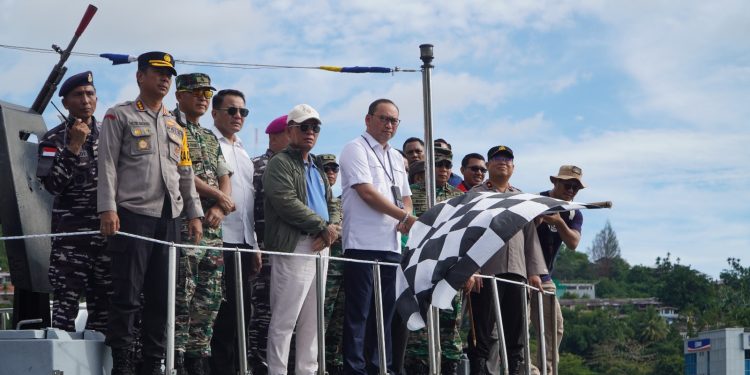 Sekjen Kemensos Lepas Peserta Lomba Renang Sirip Perairan Terbuka di Jayapura