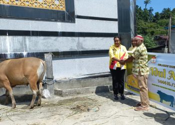 Potret Penyerahan Hewan Kurban oleh Sekum HIPMI Papua