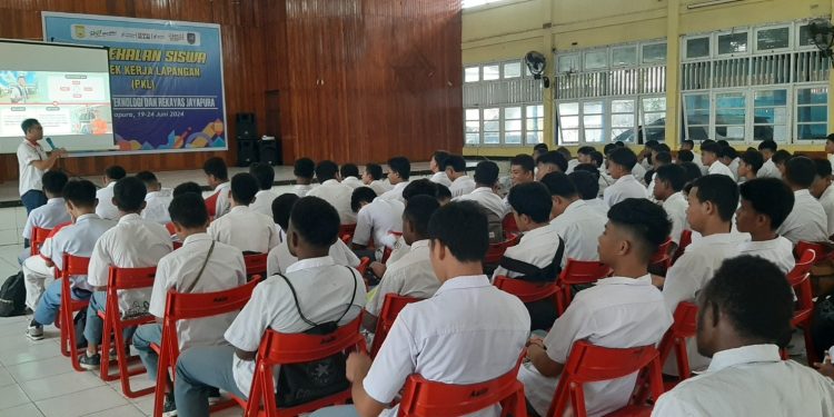 Astra Motor Papua Bekali Siswa SMK Negeri 3 Jayapura Sebelum PKL