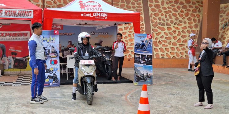 Astra Motor Papua Bersama Media Gelar Edukasi Safety Riding Fomo di SMK Hikmah Yapis Jayapura