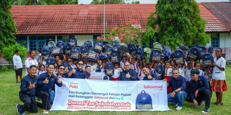 Telkomsel Libatkan Pelanggan, Donasi Ribuan Tas Sekolah