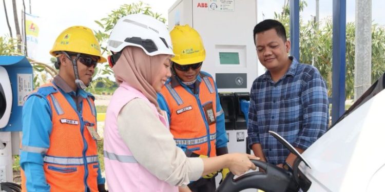 Srikandi PLN Turut Sukseskan Pasokan Listrik Andal Selama Lebaran 2024