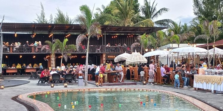 Berkonsep Outdoor, D’Jimbaran Papua Suguhkan Pemandangan Pantai Holtekamp