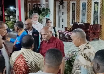 Velix Wanggai Menyambangi Kediaman Benhur Tomi Mano