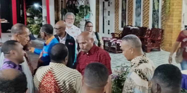 Velix Wanggai Menyambangi Kediaman Benhur Tomi Mano