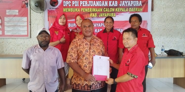 TYM Ambil Formulir Pendaftaran Bakal Calon Bupati Jayapura di DPC PDI Perjuangan